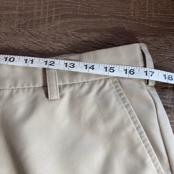 EUC Mens 34 IZOD Golf Tan Flat Front Shorts - Picture 4 of 11